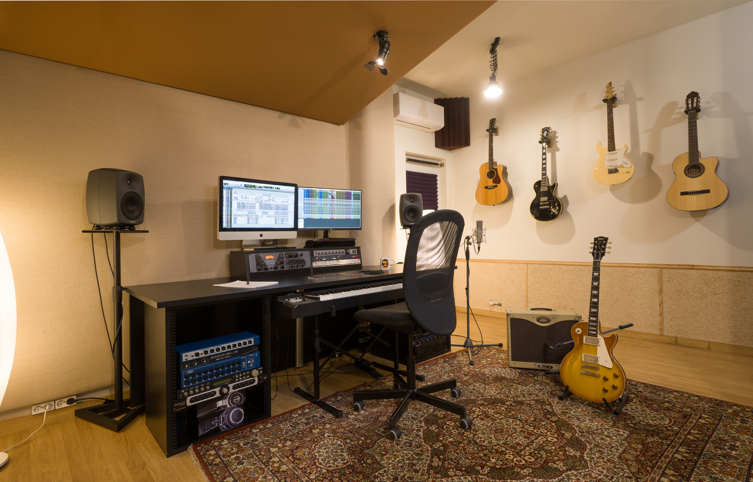 Estudio de grabación con guitarras de fondo