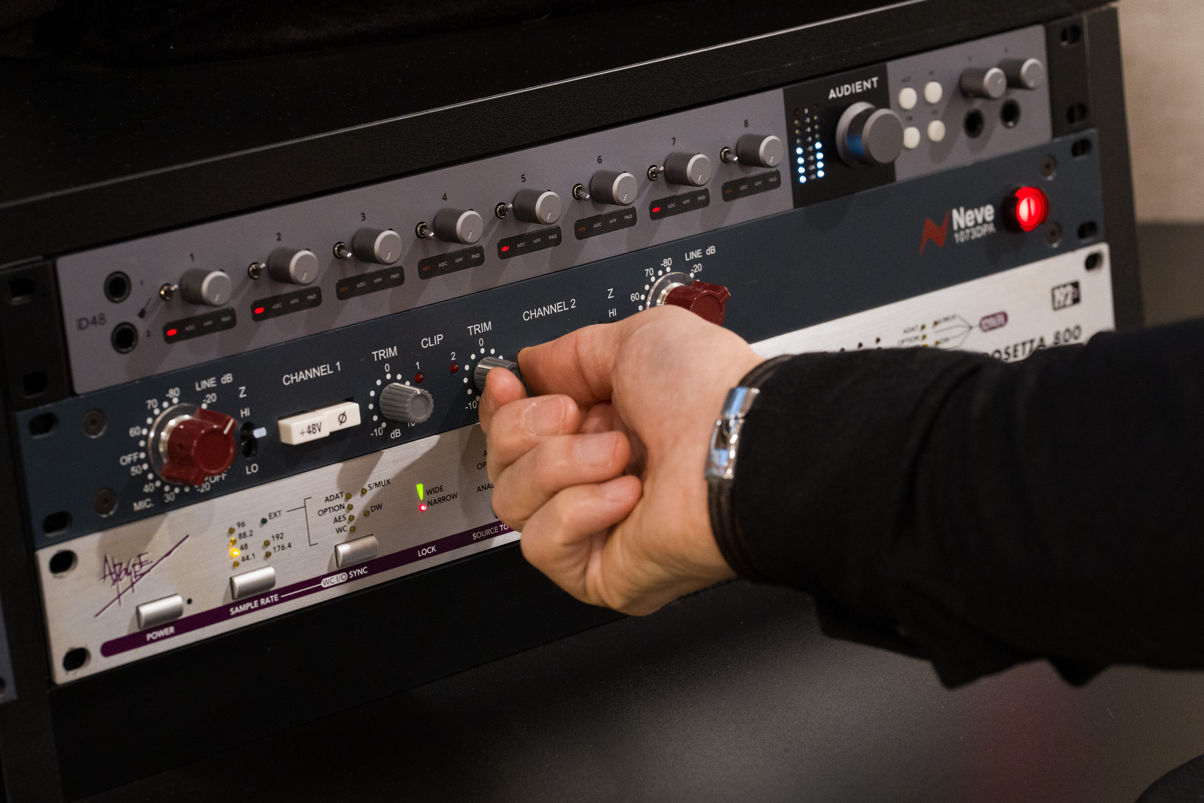 Hombre ajustando ecualización de equipo de musica