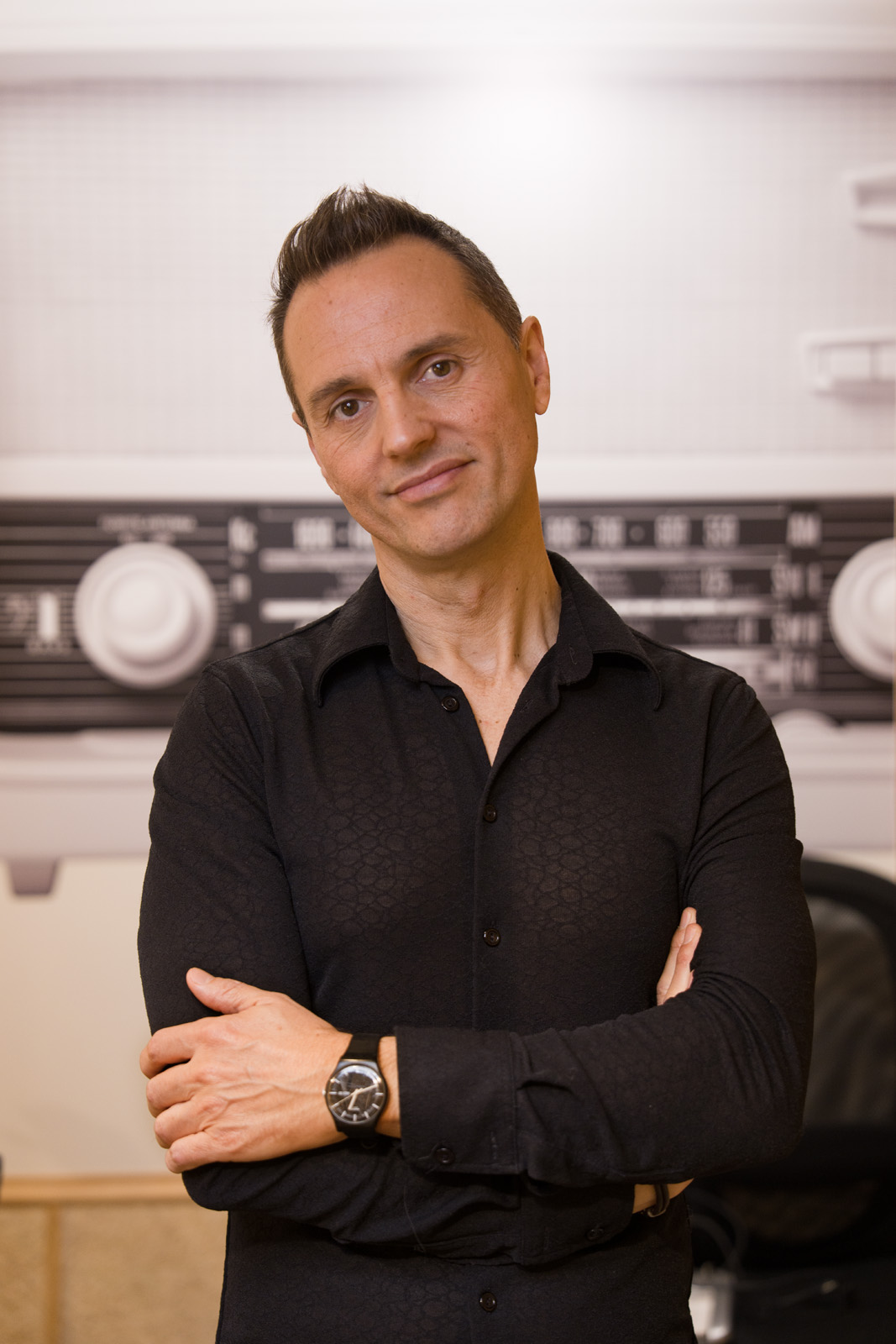 Pau Sastre cruzado de brazos mirando a la camara de frente