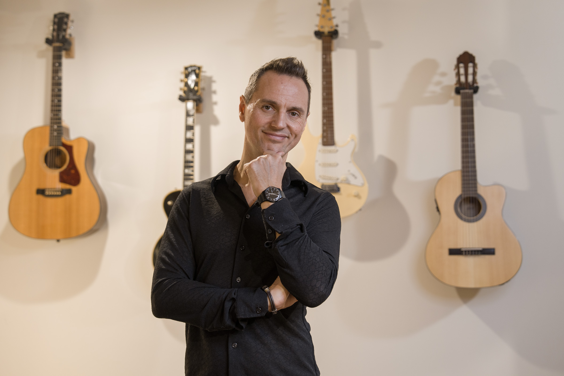 Foto de pau sastre en el estudio con guitarras de fondo